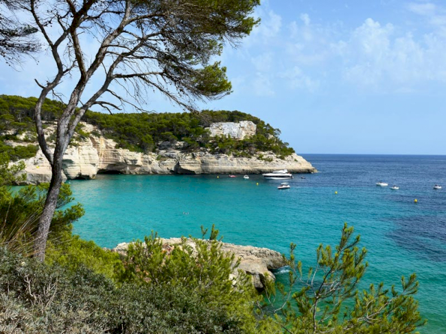 Badebucht auf Menorca mit türkisfarbenen Meer